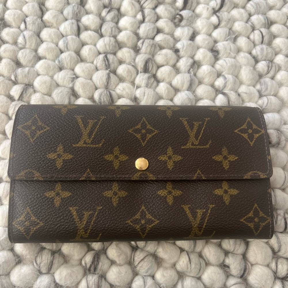 LV  canvas wallet
Excellent condition